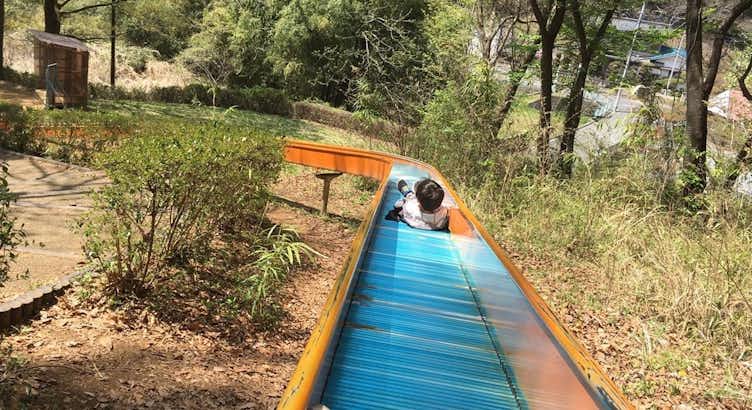 館町の殿入中央公園で市内最長ローラ―すべり台を親子で体験！ - 親子で