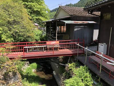 陣馬そば 山下屋の口コミ評価評判橋を渡って奥の離れへ