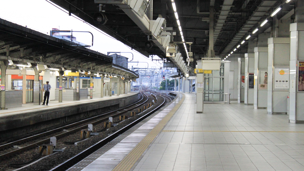 おもてなし日本とは交通機関の利用マナー電車ホーム画像