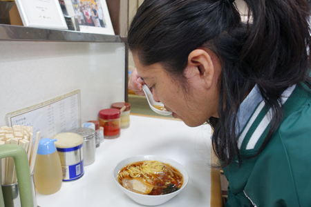 八王子ラーメン「みんみんラーメン本店」のスープ実食