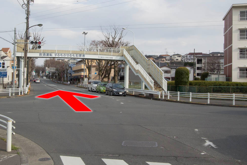 八王子ラーメン「トモエ」のアクセス歩道橋