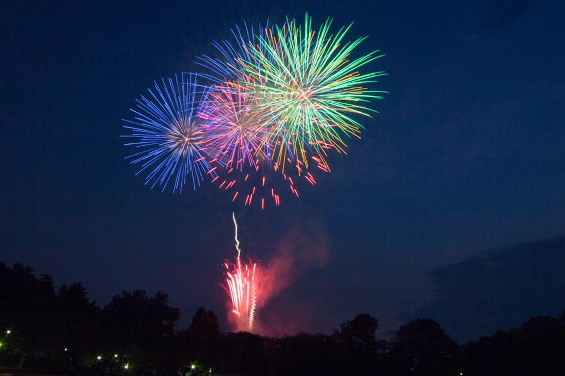 花火写真⑧ 熱海海上花火大会】8月は5日（土）、8日（火）、18日（金）、22日（火