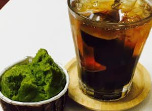 巨峰のアイスティとほうれん草蒸しパン