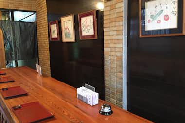 【閉店】金華あなごやの口コミ評価評判カウンターのみの店内