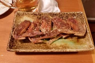 や台ずし 西八王子南口町の口コミ評価評判真ん中でポキっと折るのがコツの手羽先。