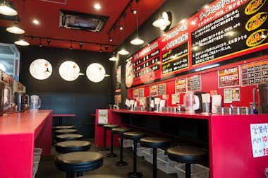 横浜家系ラーメン 八王子大和家の口コミ評価評判赤が印象的な店内