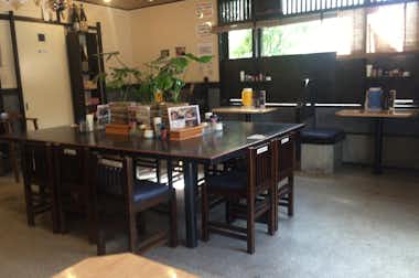 中華そば 松葉の口コミ評価評判広々した店内