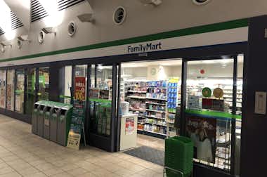 ファミリーマート東海大学医学部付属八王子病院店の口コミ評価評判入り口付近