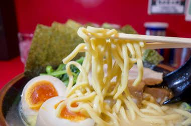 横浜家系ラーメン 八王子大和家の口コミ評価評判家系ラーメン定番の中太平打ちストレート麺