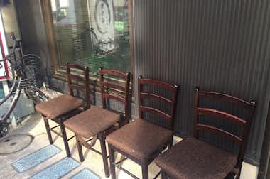 【閉店】鴨だしらーめん 鴨福【旧店名：鴨と軍鶏】の口コミ評価評判店頭には椅子が並べられています