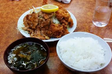 大金の口コミ評価評判キャベツの上に所狭しと並べられた揚げ物！